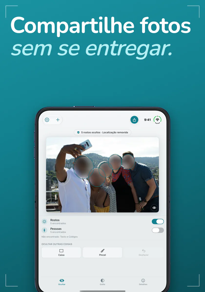 O Frost no iPhone Duo com uma selfie de grupo, os rostos desfocados e a localização removida